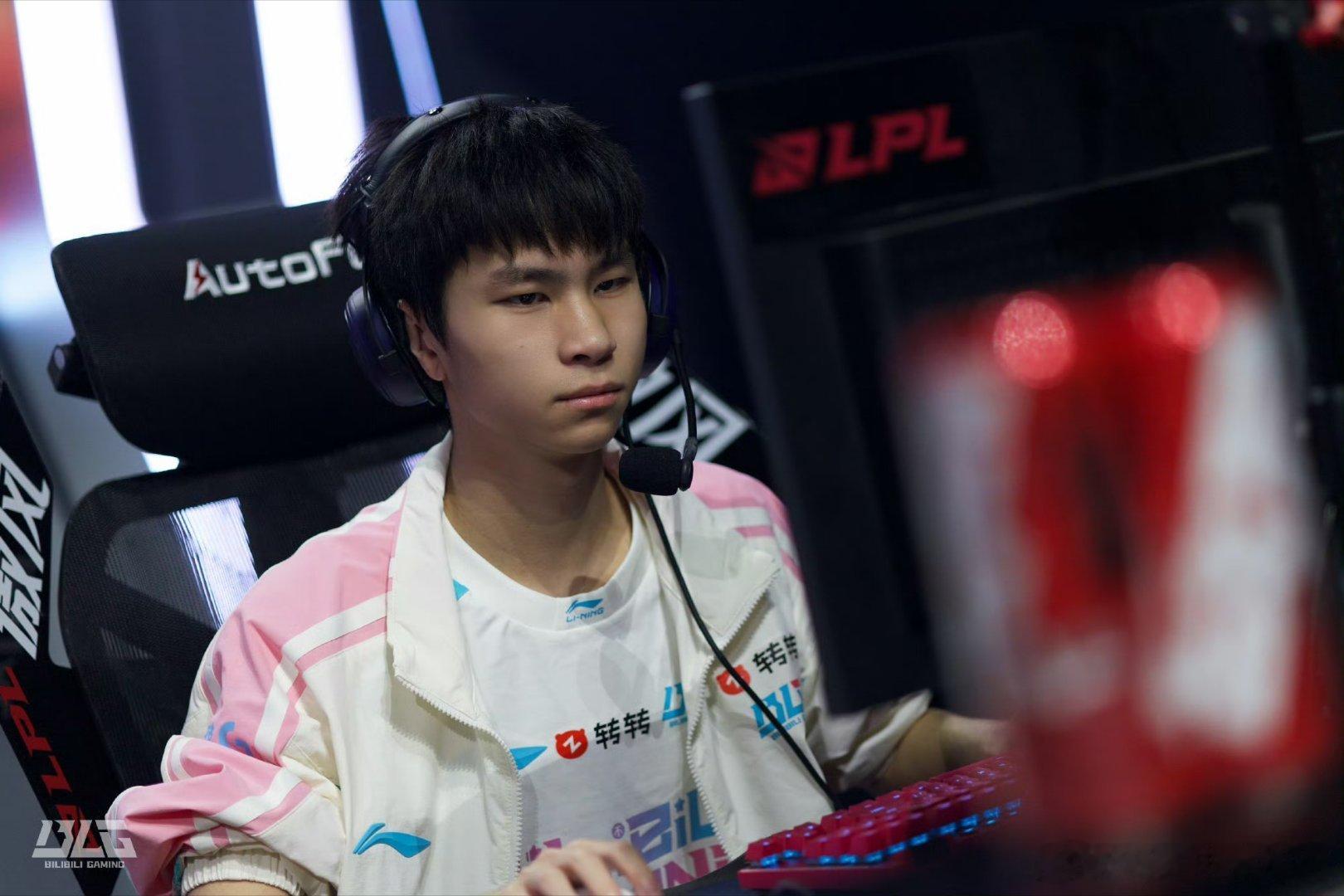 BLG首局战胜TT，先下一城！新上单Wenbo拿下LPL生涯首杀！！！Wenbo