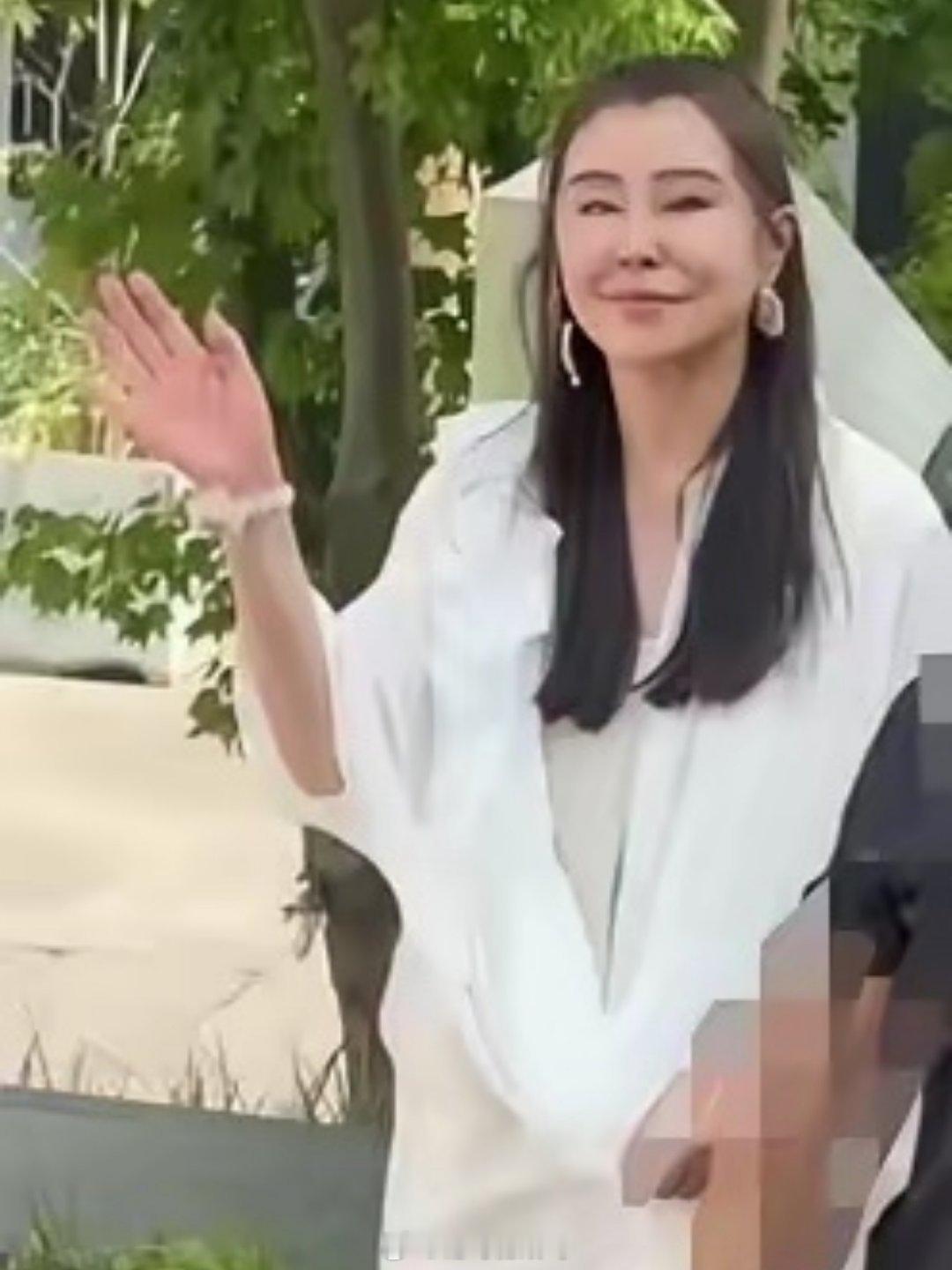 这还是我们认识的那个王祖贤吗，想不通为什么要去整，以前她可是很多人的女神