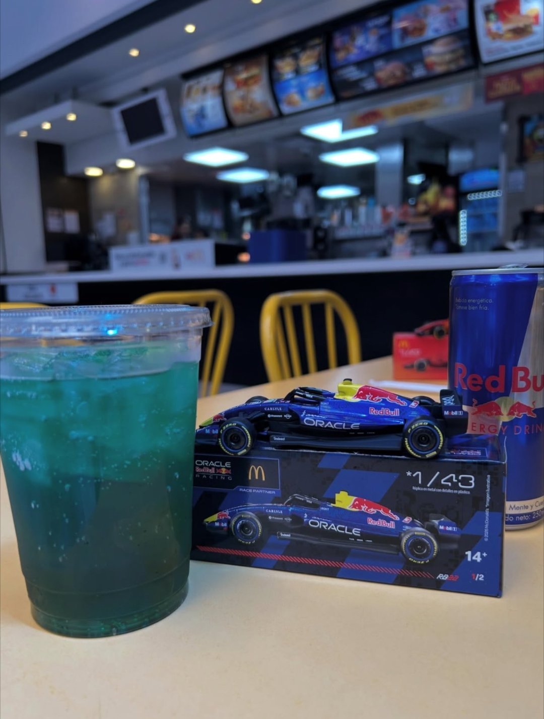 推上有人分享红牛x麦当劳联动的模型到手图维斯塔潘RedBullRacing[超话