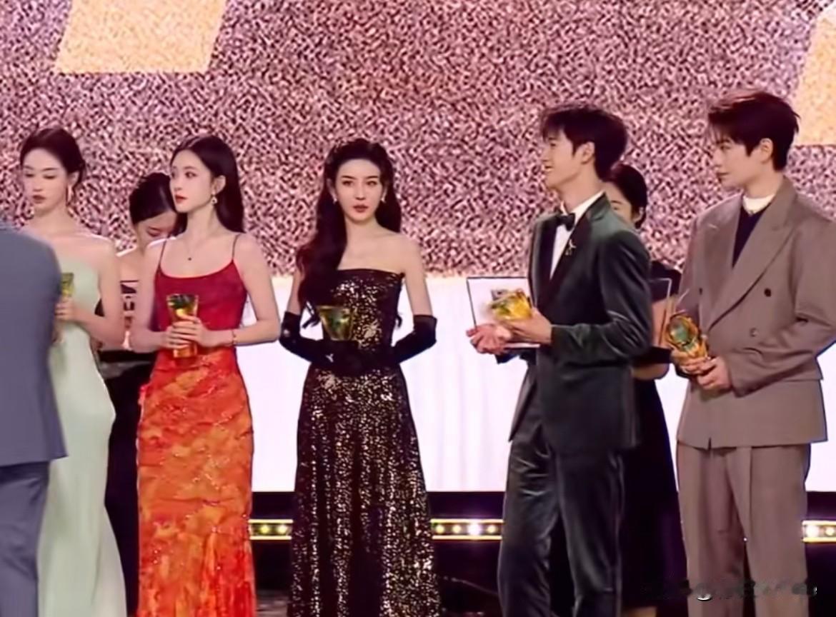 12月21日，孟子义在台上领奖，宋祖儿主动跟李昀锐换位置，然后跟丁禹兮对视一眼，