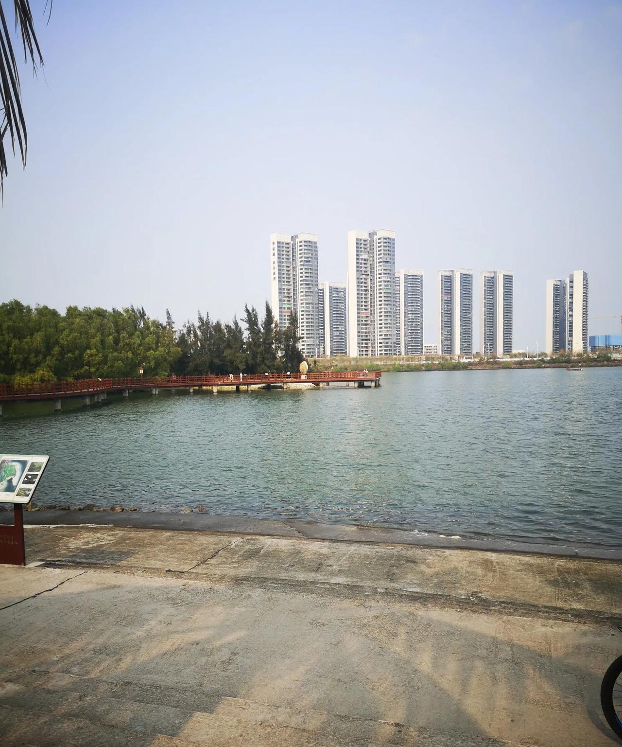 美丽的广东湛江金沙湾公园，碧波荡漾，风景宜人，假期游玩，旅游好去处。#万能生活指