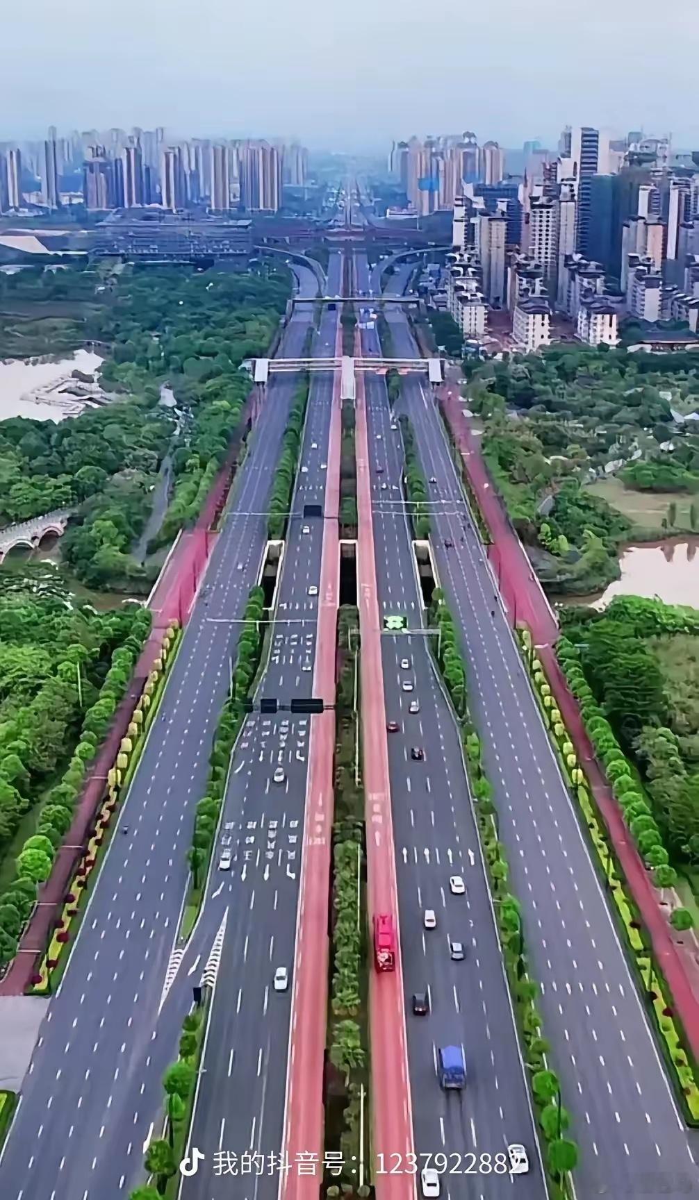 经济发展交通、电力先行，这是南宁玉洞大道长12千米，宽120米，16车道。这在全