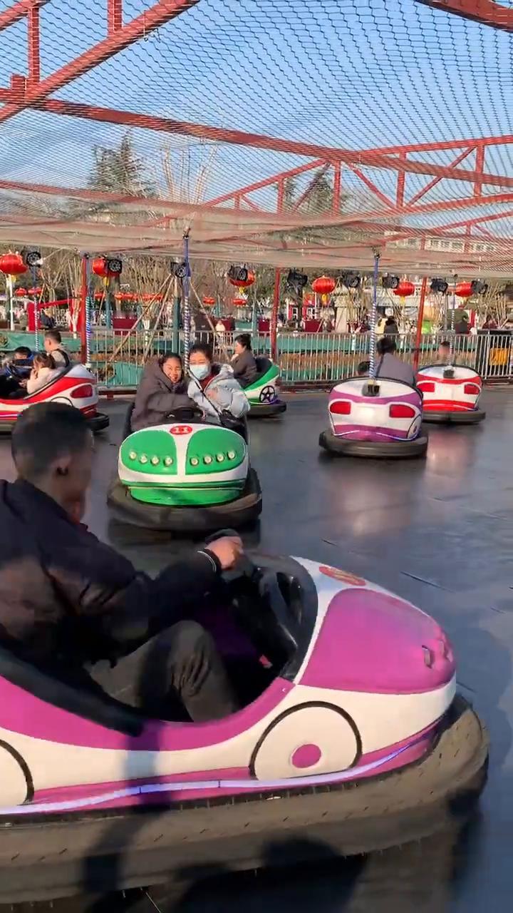 一起去游乐园吧，那里太好玩了。