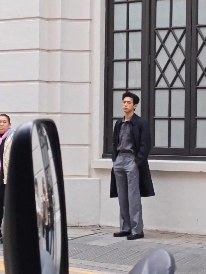 网友香港街头偶遇李现网友香港街头偶遇李现拍摄网友香港街头偶遇李现，黑风衣被风吹