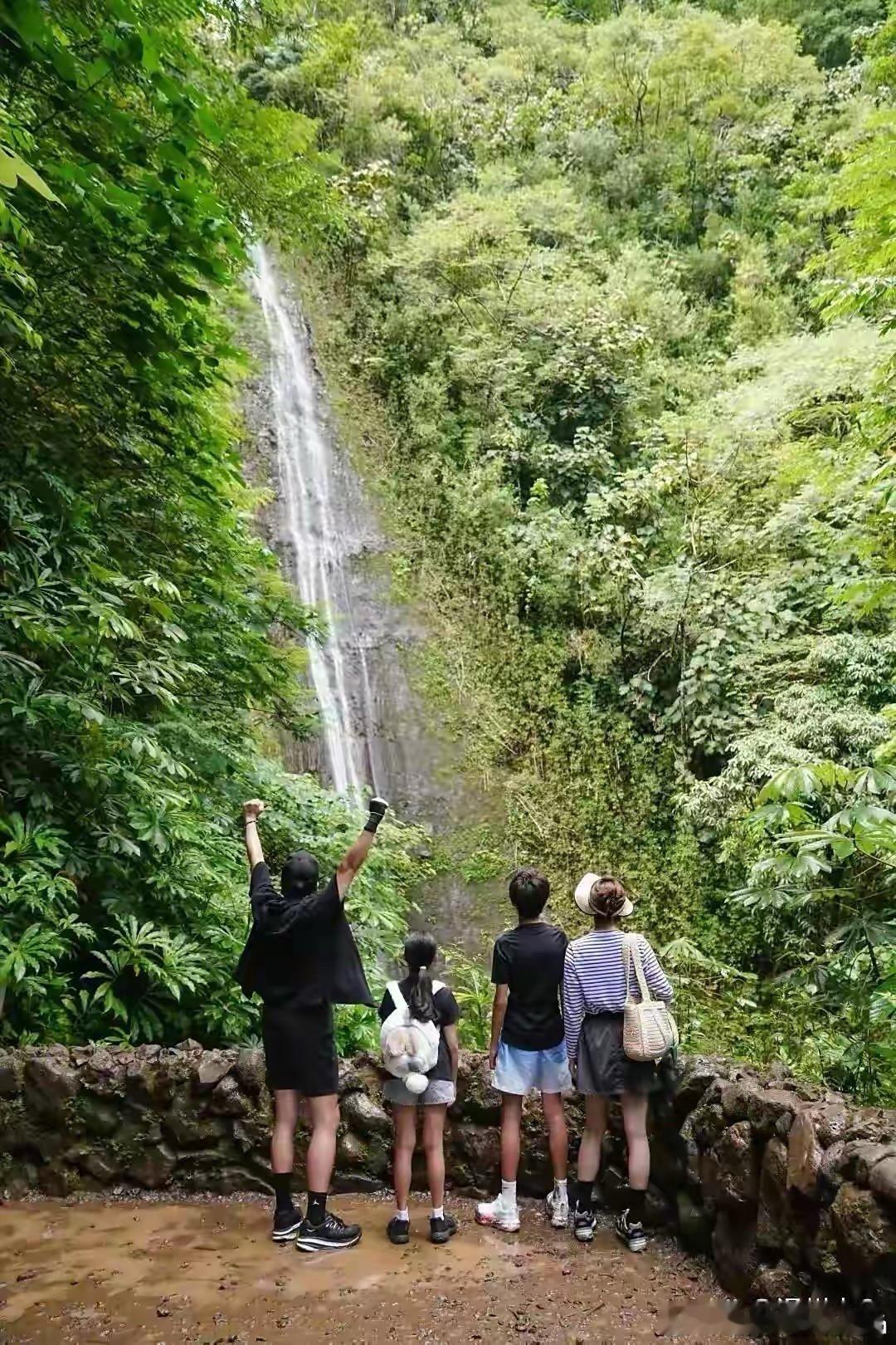邓超孙俪带着俩孩子去爬山，一家四口就属孙俪最懂得防晒，防晒帽和长袖都不落下。​
