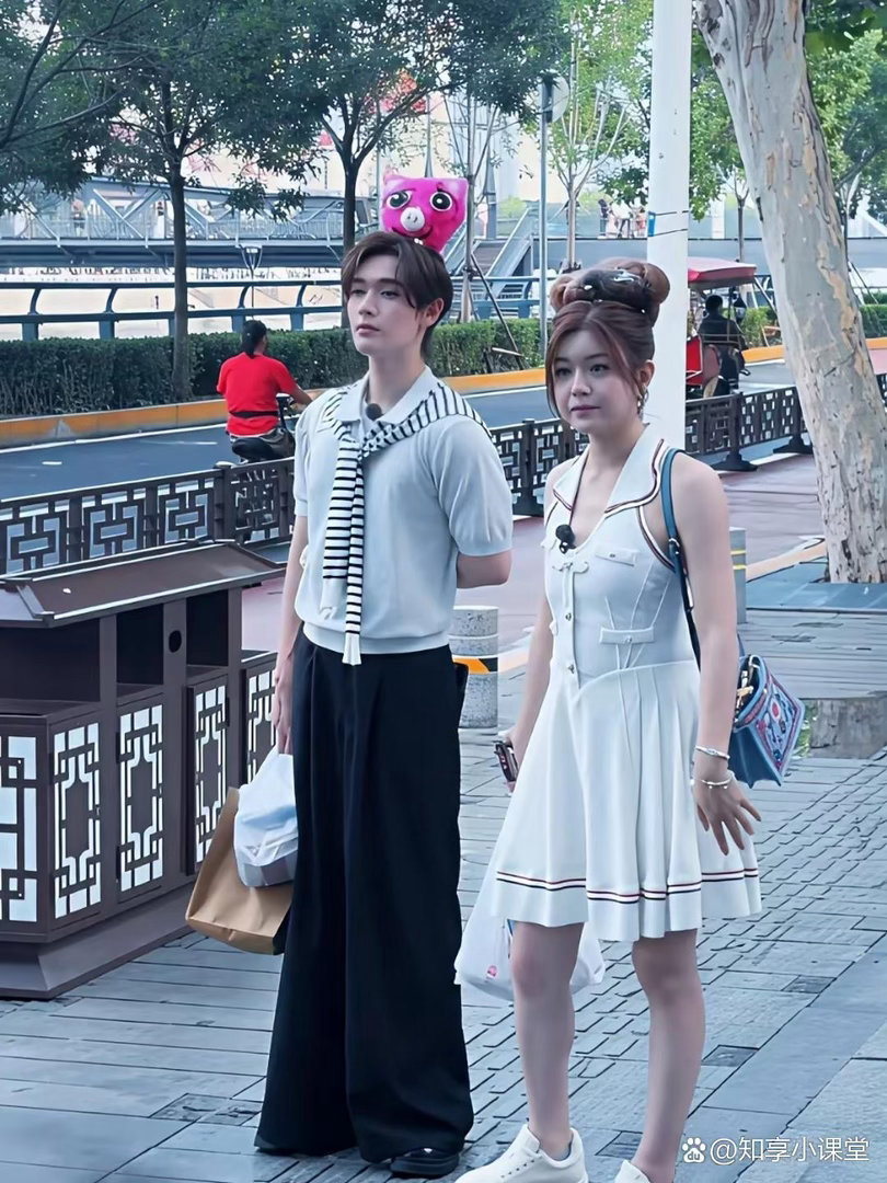 陈妍希，43岁了，从头到脚少女装扮，竟然一点也不违和，她白皙红润的肌肤真的堪比少女​
