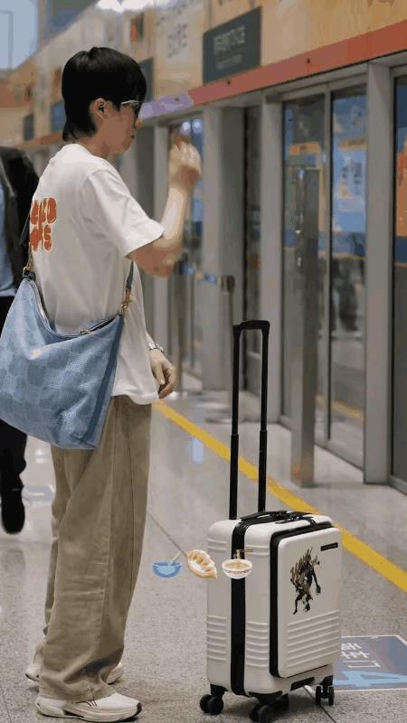 头哥回国自己坐地铁这事，网友看法不一咱们就聊聊7月16号早上，刚从美国回来的