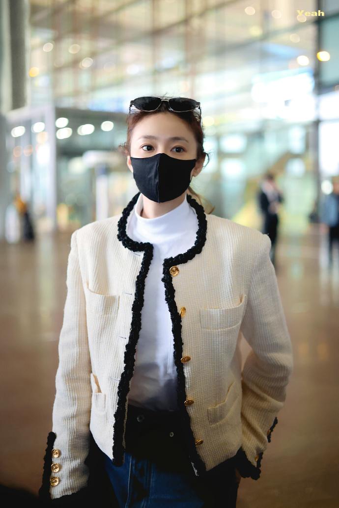 最近高叶现身机场，她这次搭配的很显年轻，看上去像个年轻的精致少女。高叶里面穿