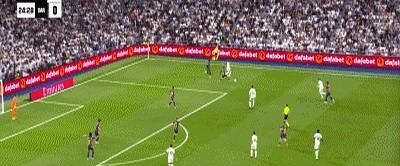 贝林厄姆不是中锋，但比很多中锋还致命。安切洛蒂没把他按在禁区，而是让他在中场和