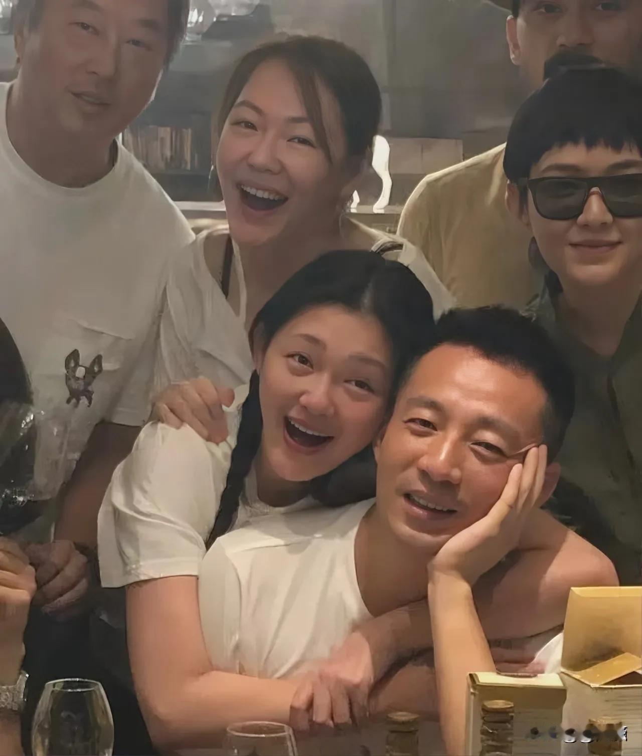 明眼人一看就知道区别在哪！面相表情都变了。S跟前夫在一起时，整个人充满了活力，