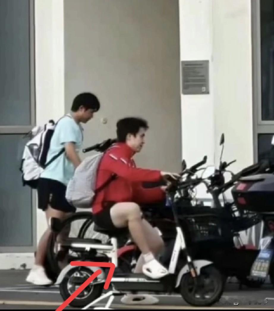 笑不活了！王楚钦这是大人偷骑了小孩的车吧？，封训期间，大概是场馆太大了，骑小
