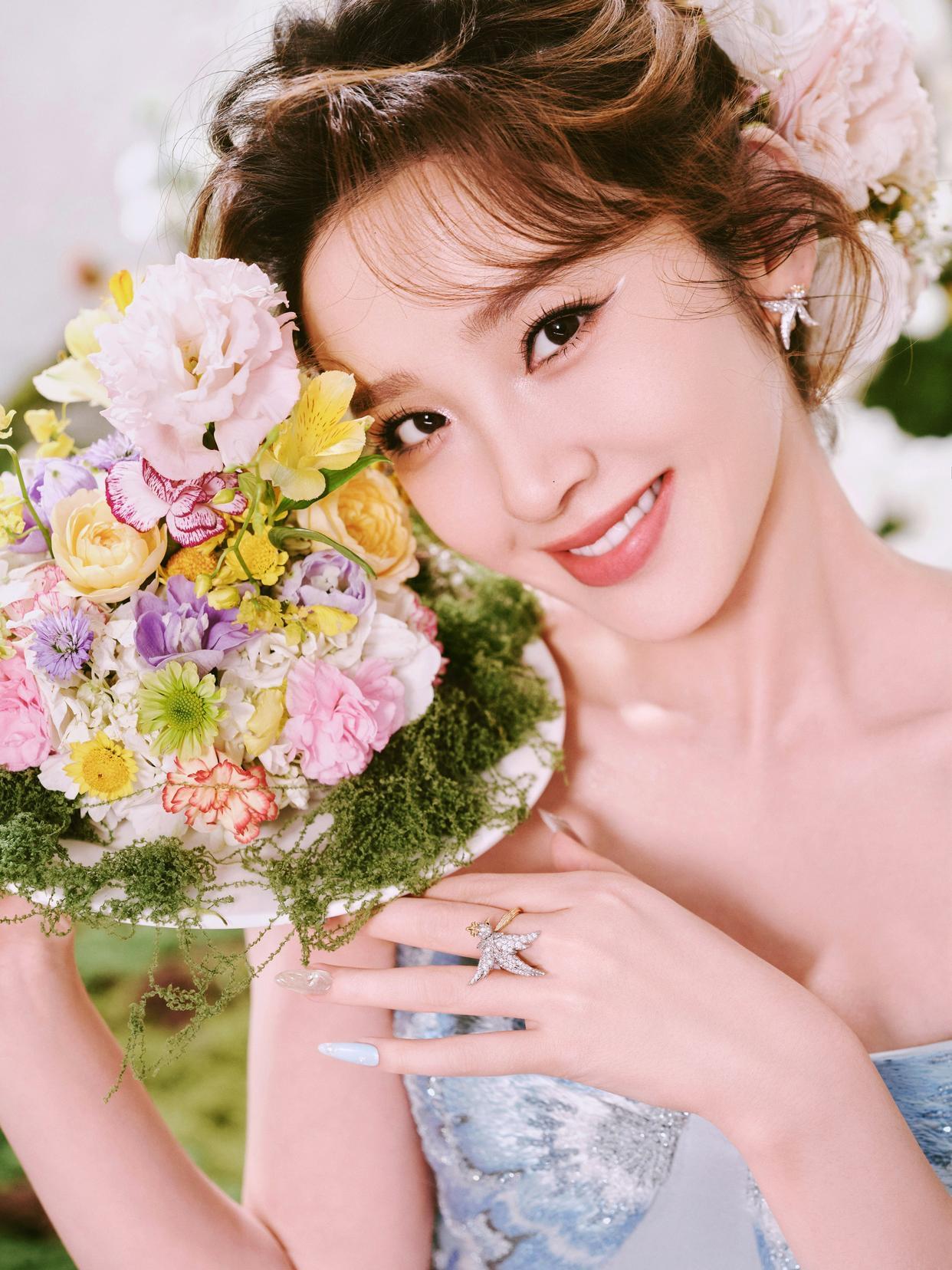 唐艺昕：花漾缱绻，甜意漫溢春日繁花簇拥的浪漫氛围里，唐艺昕化身花间精灵，一颦