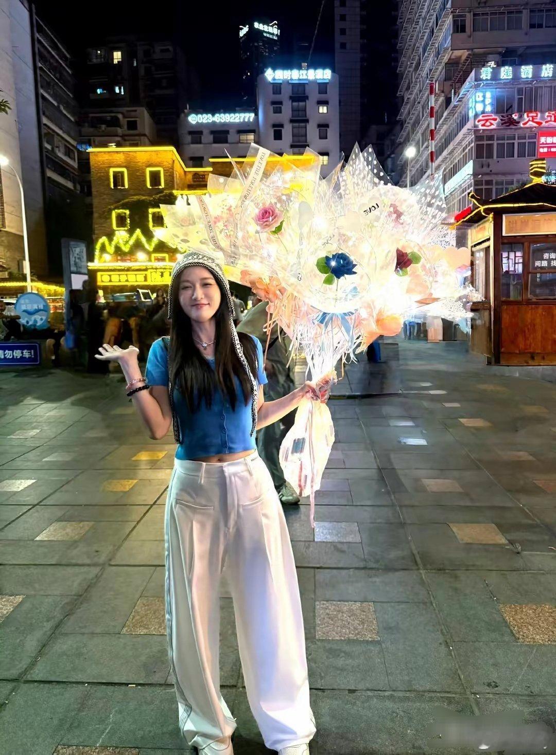 陈乔恩｜重庆度假，紧身T恤小露蛮腰少女感十足，身后的夜景好美​​​​