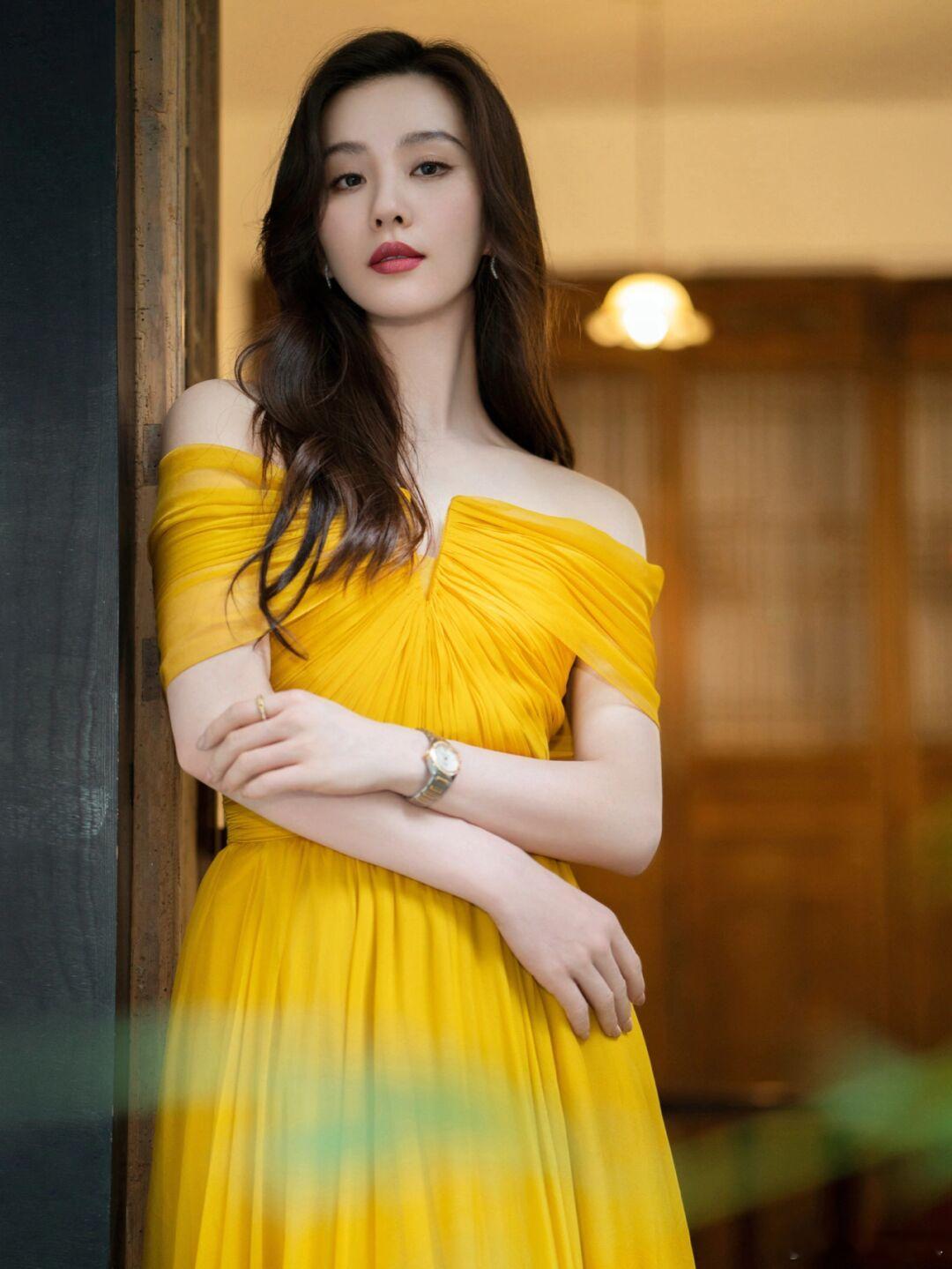 刘诗诗淡黄色一字肩纱裙仙气满满刘诗诗仙女盘发