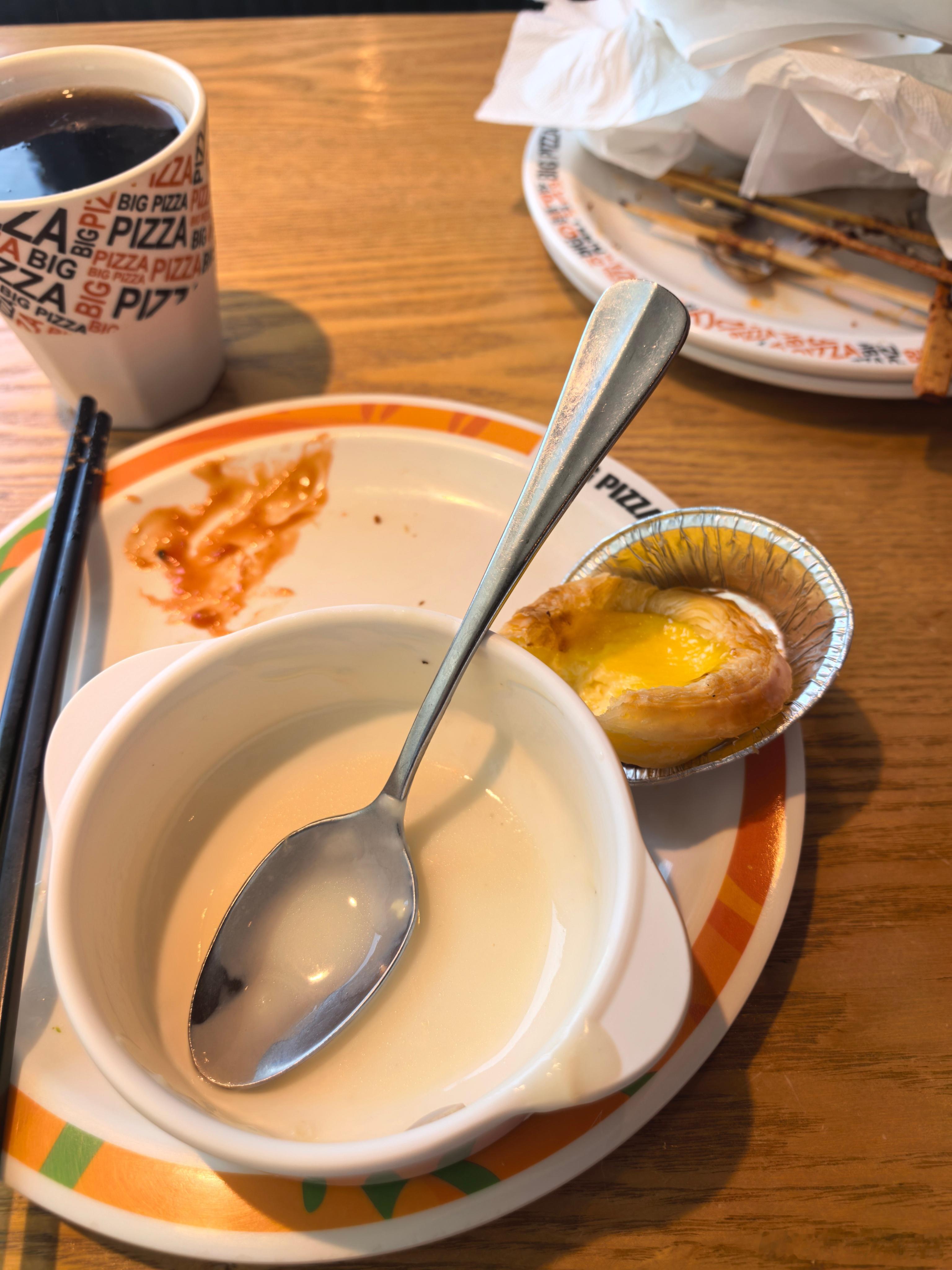 今天来吃比格自助餐，看到一堆人吃披萨都把披萨边扔了，有点不太舒服…他们在自己家吃