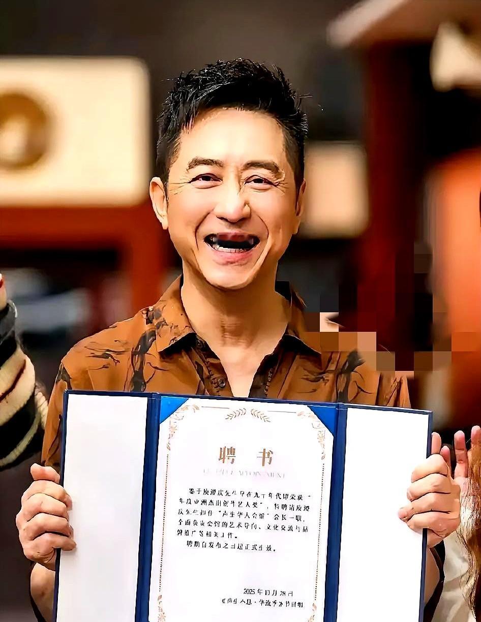 庾澄庆说儿子爱搭不理，这话挺扎心的。亲爹在这头感慨，继父秦昊在那头跟儿子庾恩