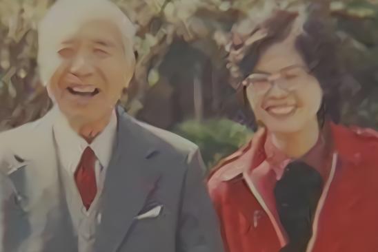 85岁的邝安堃喝多了，把23岁的小保姆当成了过世的老婆，保姆也没有反抗，第2天醒