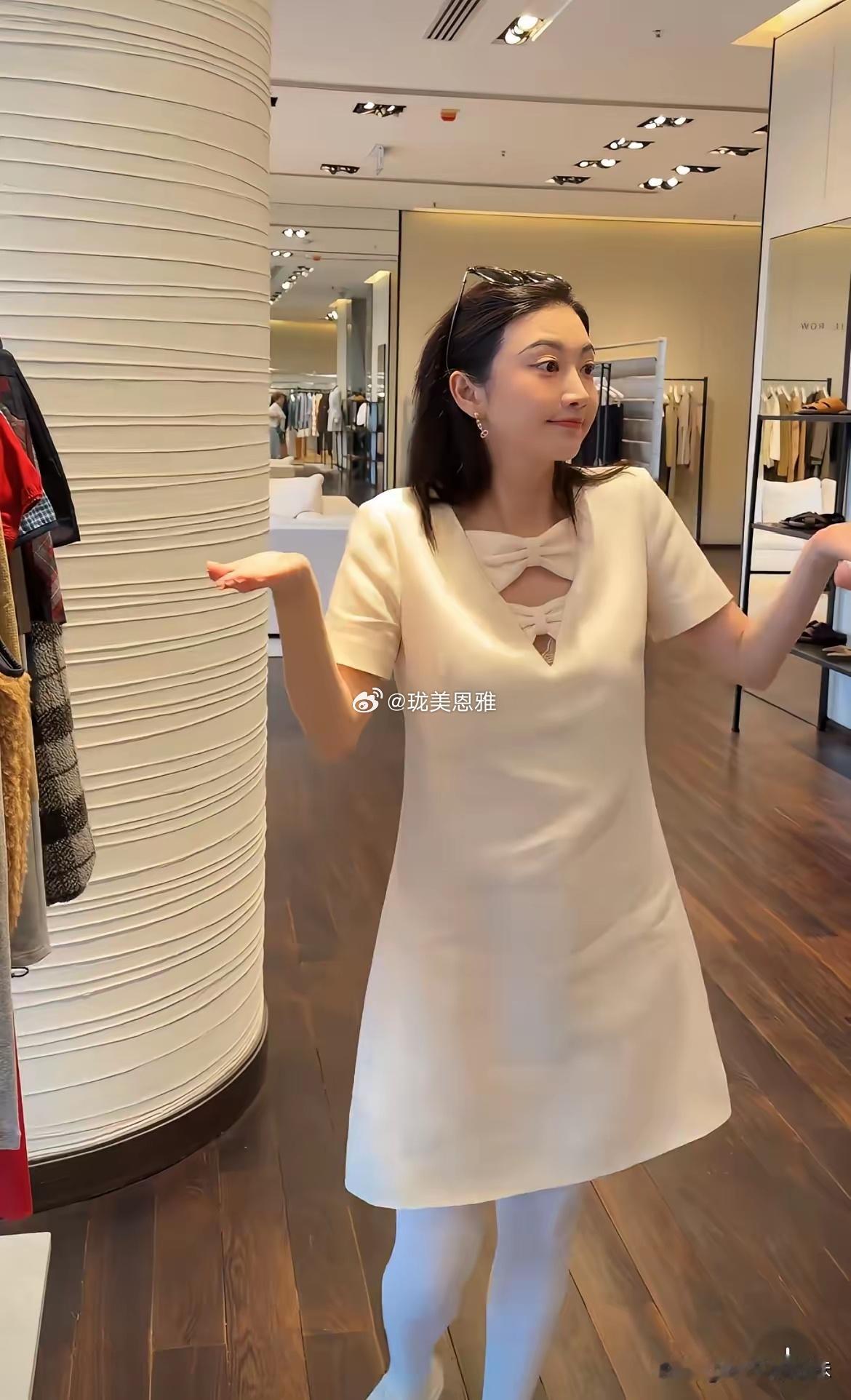 景甜看着和以前不一样了！逛街买衣服也没有光环了店里的人都当她不存在一样​​​