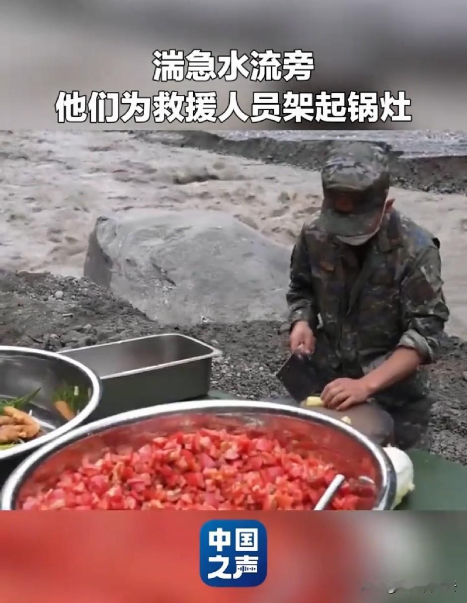 救援人员终于吃上现炒的饭菜了，前几天在吉隆救援的官兵都是吃方便面，在核心区域的救