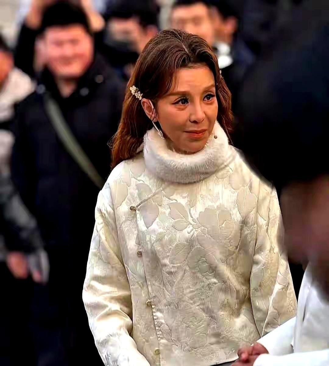 52岁朱迅，被怼脸生图“判了刑”。脸僵、粉厚、老态龙钟。但在西安大唐芙蓉园的