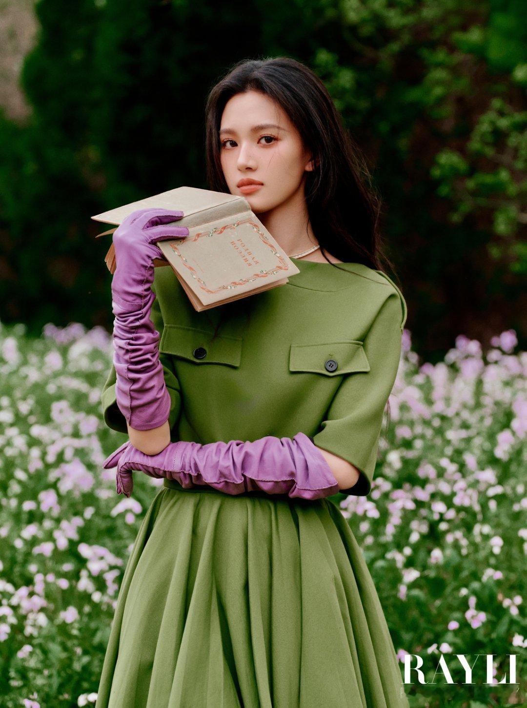 沈羽洁初夏花涧大片夏风掠过花间溪流，光影温柔洒落身旁。沈羽洁置身烂漫花境之中，气