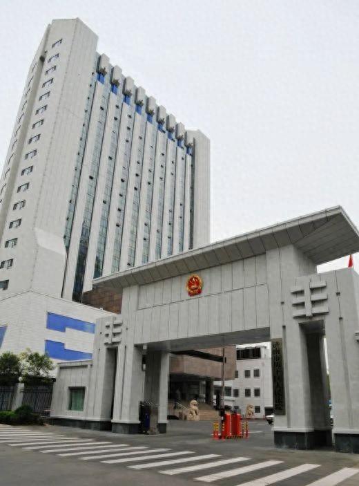 山东济南，一律师出庭做辩护，法院事先说好15个旁听位，临开庭却变成了10个，到了