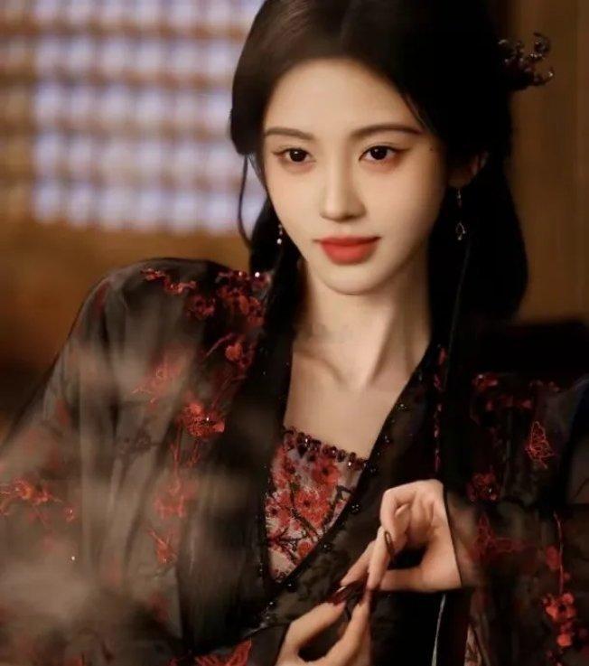 孟子义鞠婧祎孔雪儿这三个给人的感觉挺像的，有一种反差感，三个都是漂亮的小女孩，为