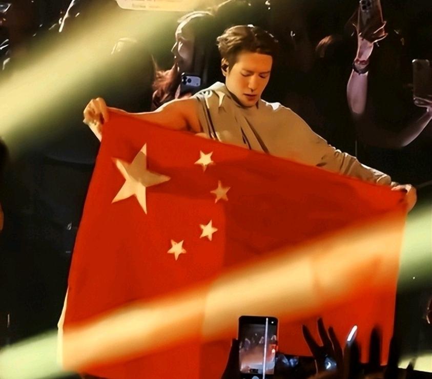 这才是顶流最该有的样子！当聚光灯打在多伦多的舞台上，王嘉尔看到台下有人挥舞