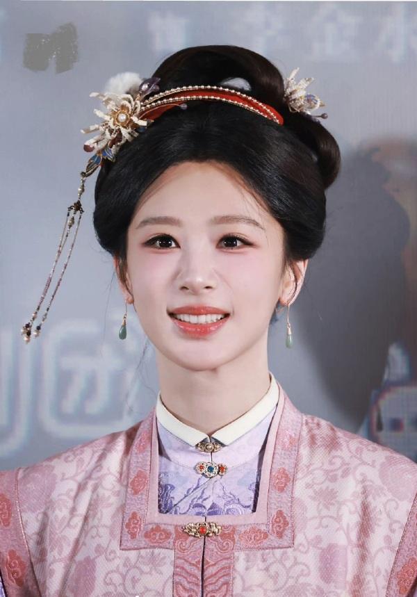 今天杨紫在宣传新剧的时候搭配了一身漂亮的古装，看上去年轻又漂亮，确实是太美了。