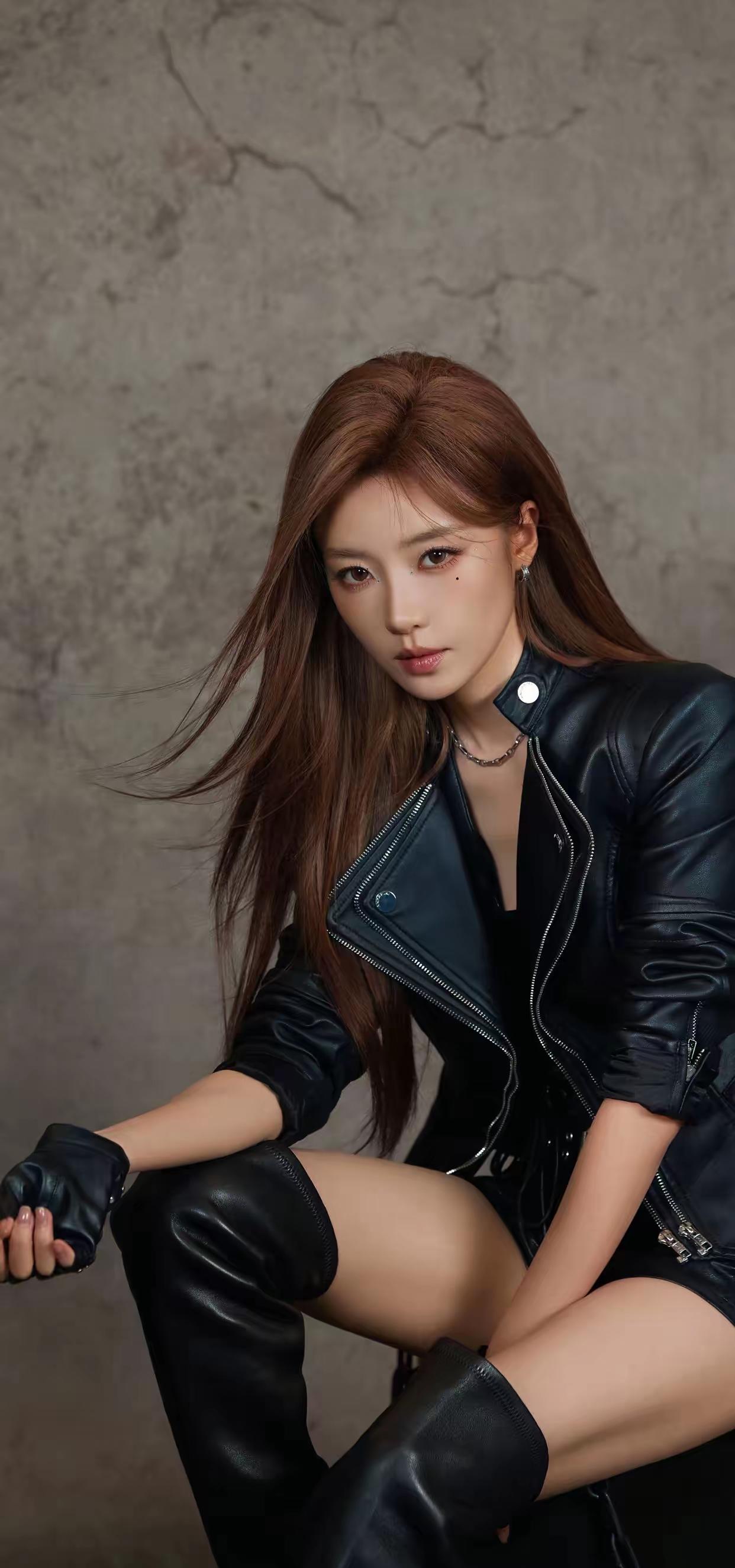 美女壁纸～一身酷黑皮衣，解锁飒爽气场。利落剪裁勾勒线条，金属细节点缀锋芒，眼神里