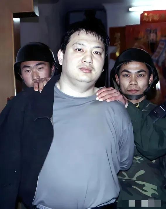 2005年，福建省福安市街尾27号一栋不起眼的民宅外，一百多名公安刑警和武警悄悄