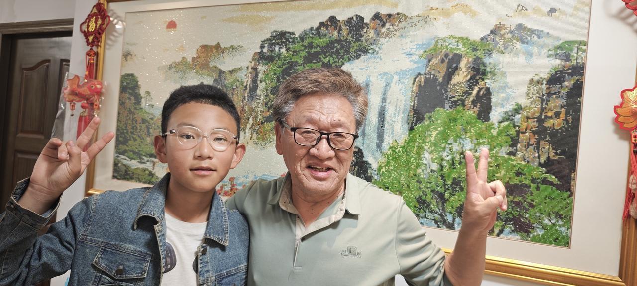 欣慰五月三号，外孙可可来家里。他十四虚岁，一米六三，比外婆还要高点。吃饭