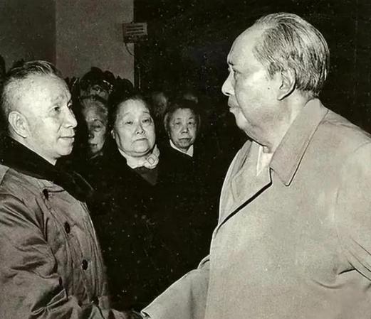1960年,毛主席邀已被撤职的粟裕前来参加上海政治局扩大会议,会前曾对他说:“