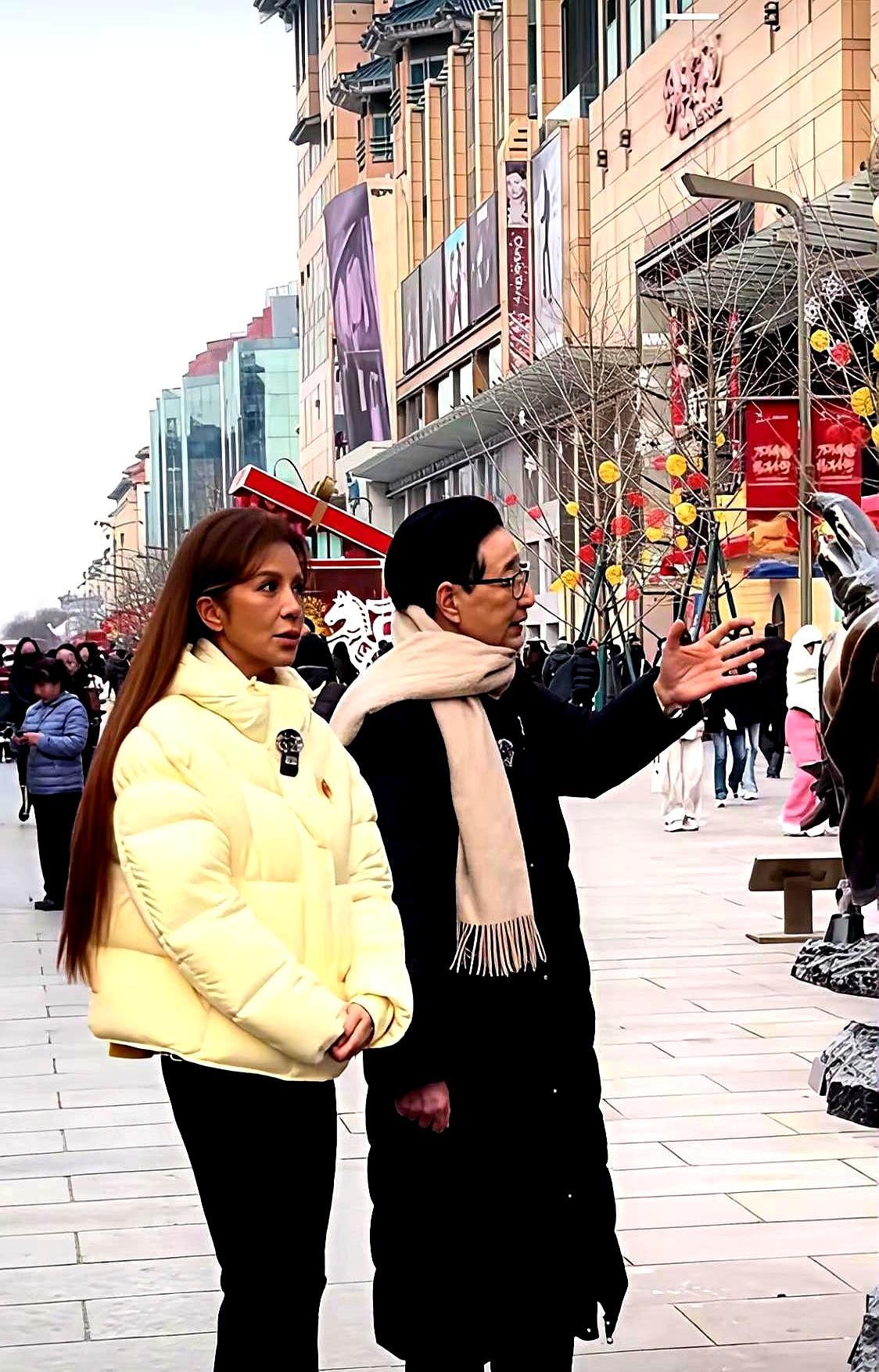 53岁的朱迅，被央视从春晚主会场“拿下”，这事没那么简单。很多人替她不值，