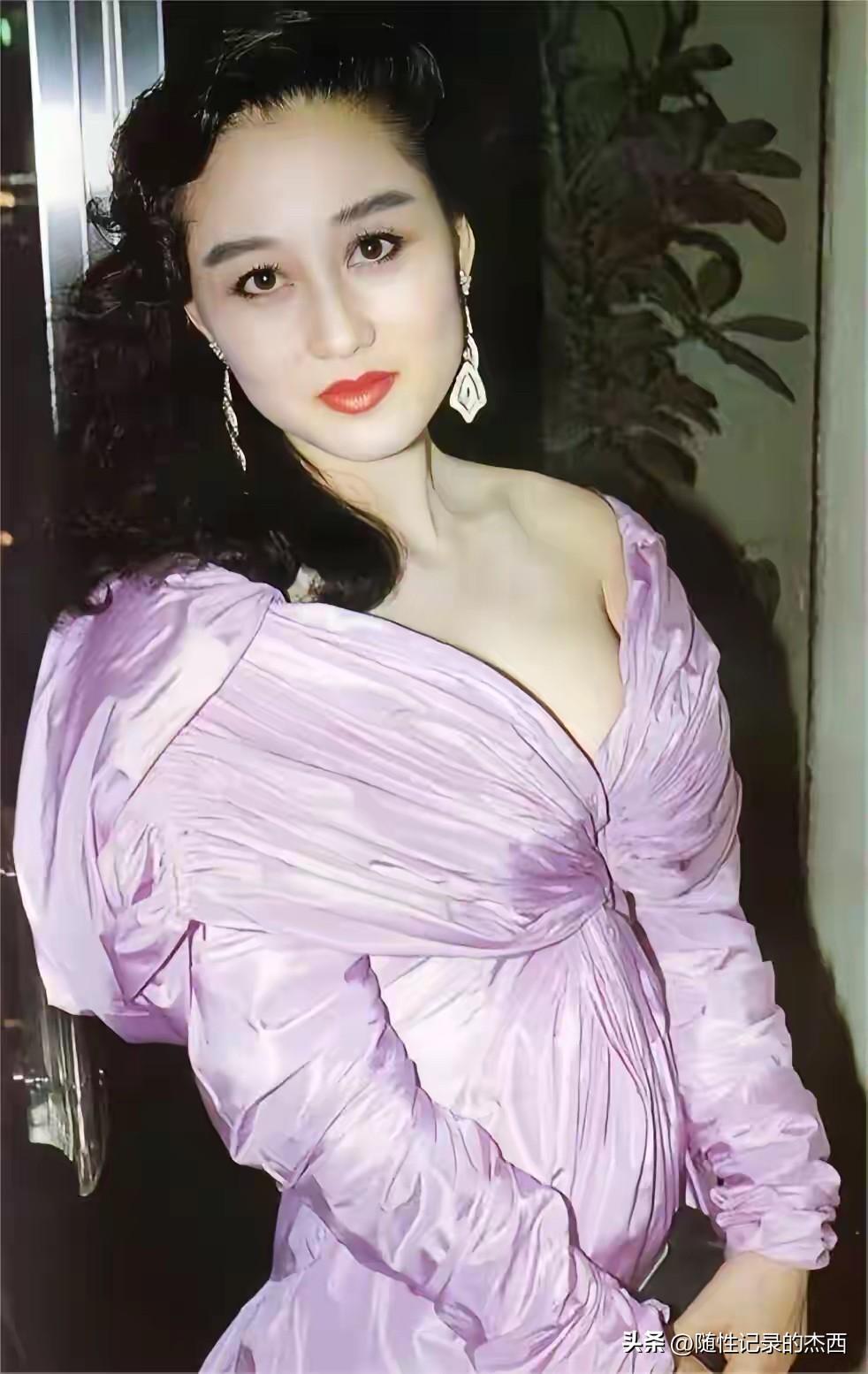 利智年轻的时候留着长发，脸上化浓妆，穿紫色的连衣裙，确实是美艳的女人，就算是黄秋