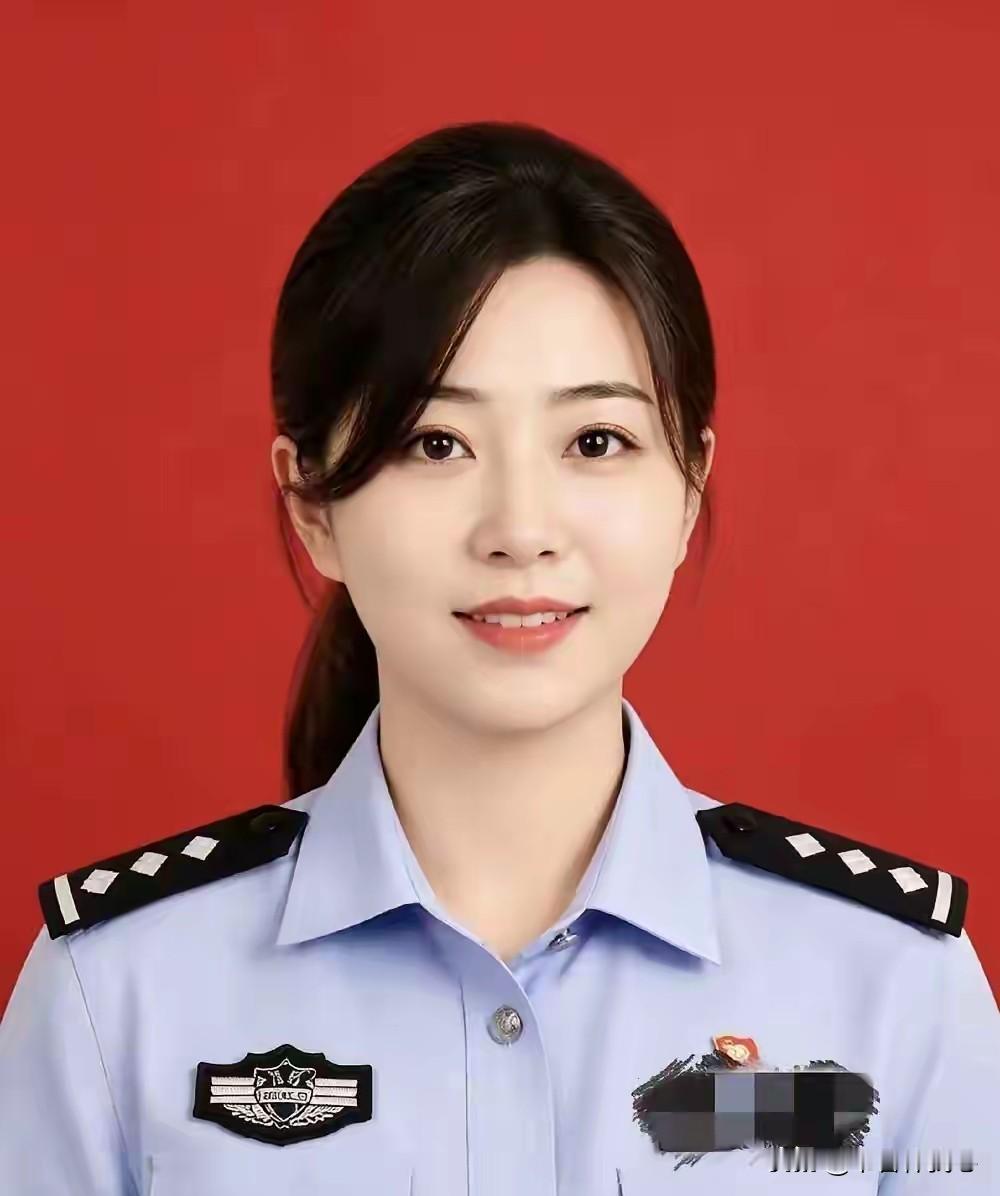 安徽天长户籍女警房玲玲看着斯文温柔，日常只守窗口办户籍琐事，却敢孤身伪装诱捕连环歹徒，负伤立功爆红后