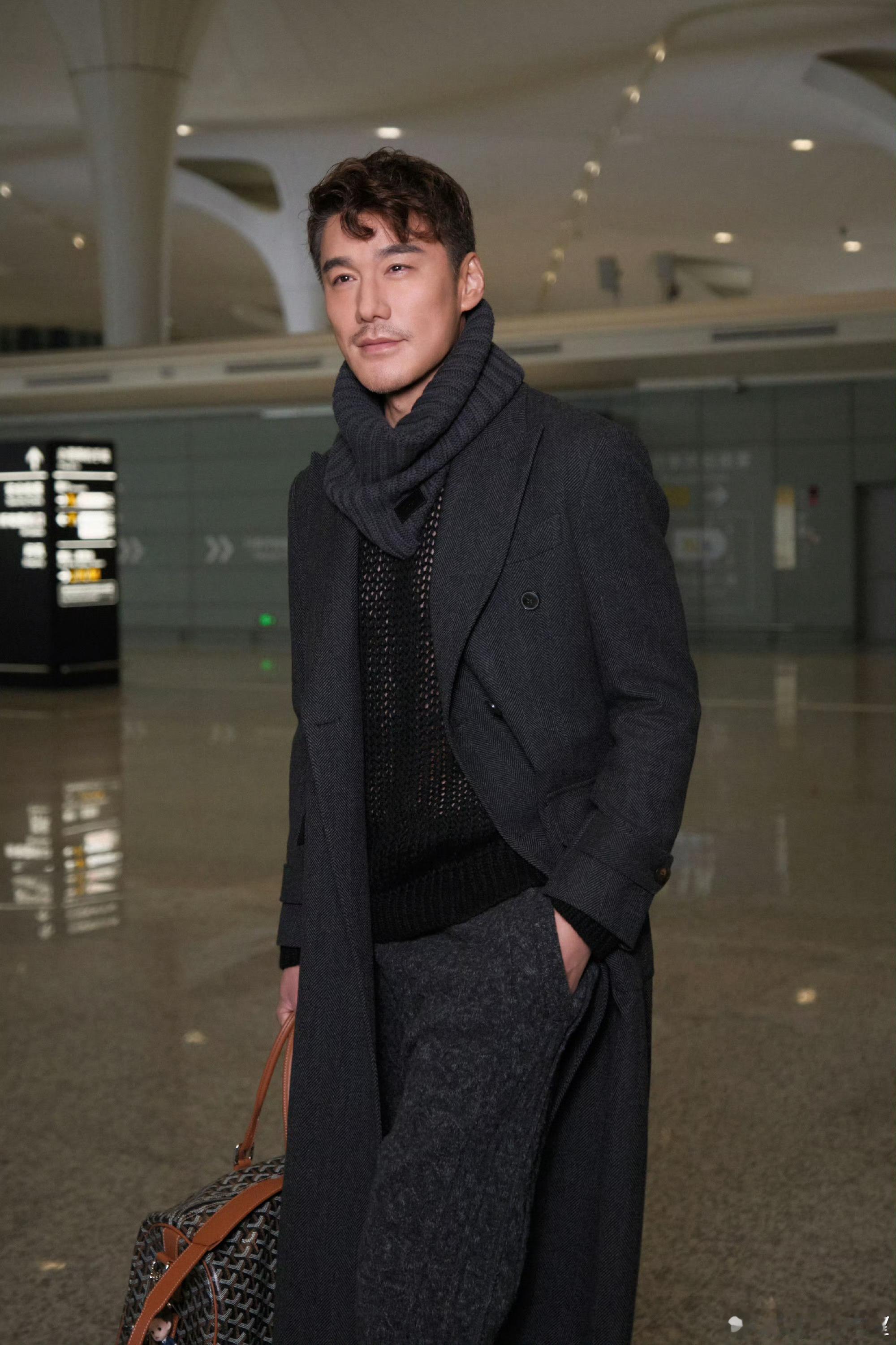 时装周伦敦时装周胡兵出发伦敦时装周，迎来全球大使身份第十年里程碑！从东方超模到