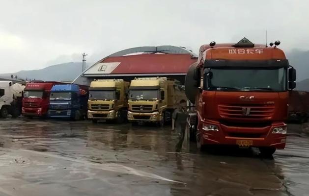 上次在服务区抽烟，跟一个干了十来年的老保安闲聊。我问他：“看这90%的人都是蹭个