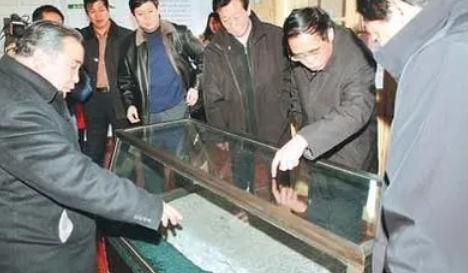 1968年，通州农民李景柱正在田里锄地时，忽然被一个硬东西震了一下，他赶紧扒开来
