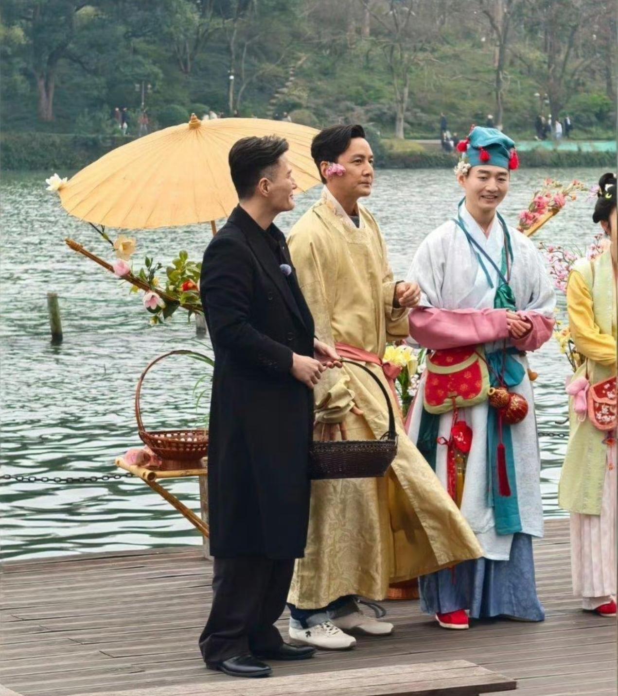他拍了这么多年的戏，应该早就赚够了，怎么老了还这么拼？​​​