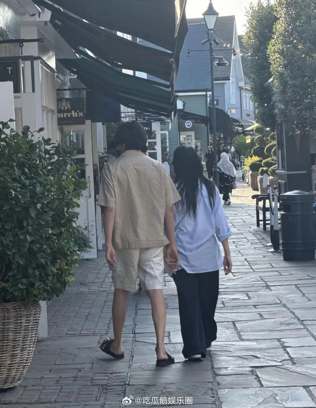 伊能静和秦昊在英国牵手逛街，穿着不合身的衣服，看起来又矮又胖！！！​​​