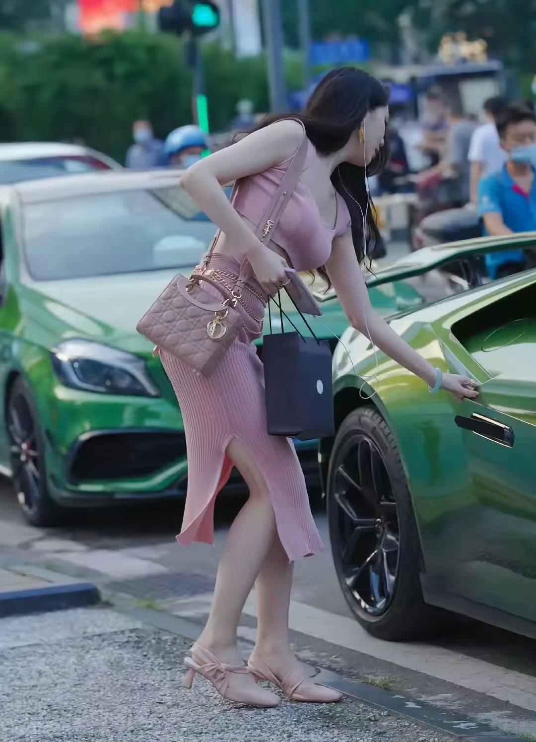 还是只有豪车才接得到美女呀！