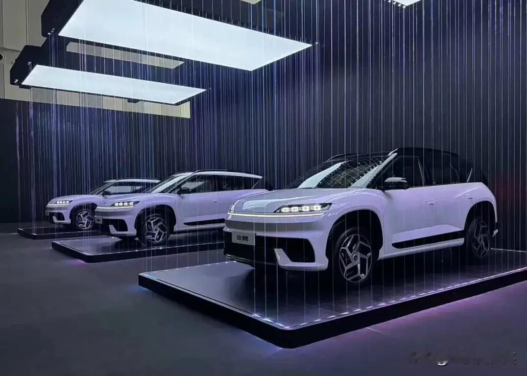 灵活空间，场景多元：车身尺寸为4615×1875×1675（1698）mm，轴距