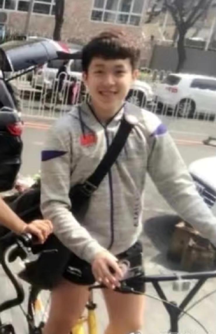 全网“通缉”！这个爱骑车的乒乓少年藏不住啦谁懂啊！第一次看到王楚钦骑车+摆