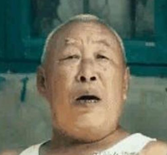 2014年，沈腾在大连拍《夏洛特烦恼》。有个大爷一直在旁边看热闹，沈腾开玩笑跟大
