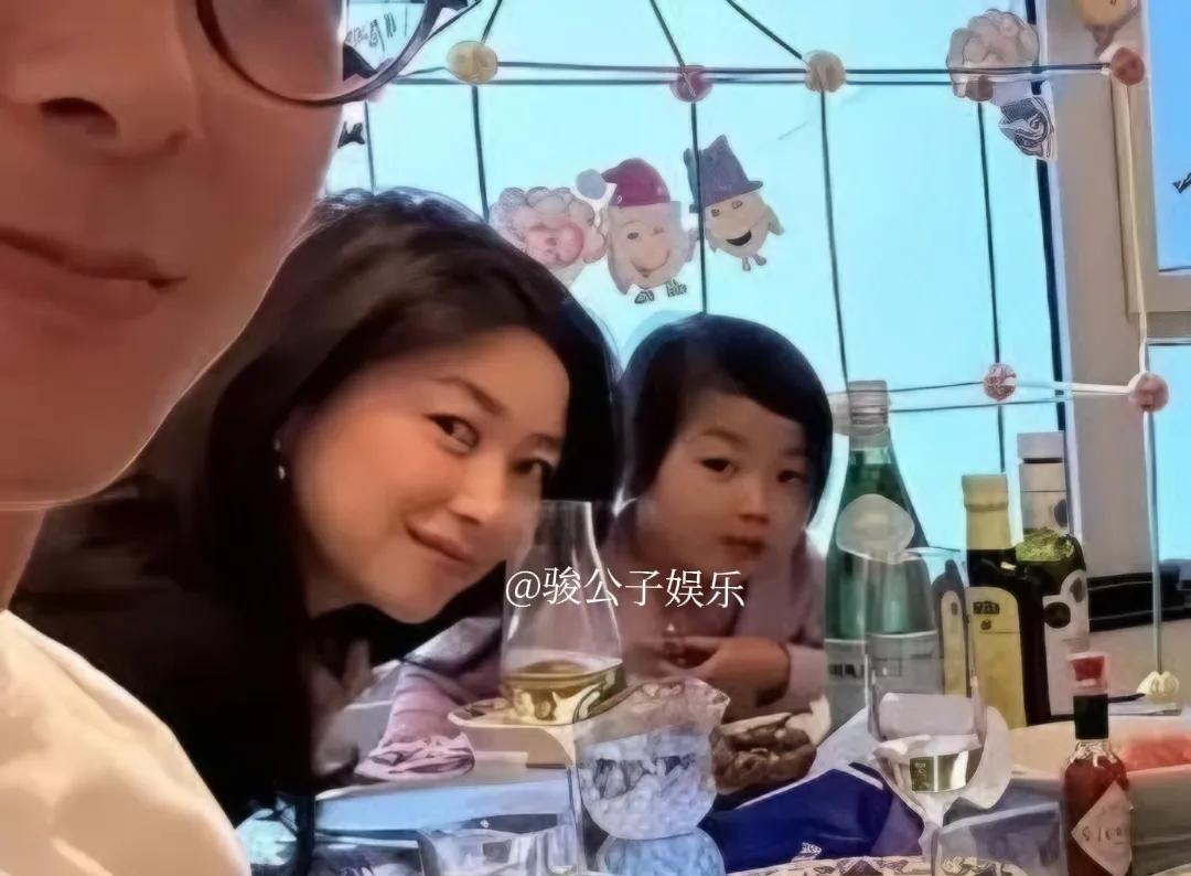 5月1日劳动节期间，朱珠与丈夫王昀佳在北京家中宴请好友，王昀佳亲自下厨准备西式餐