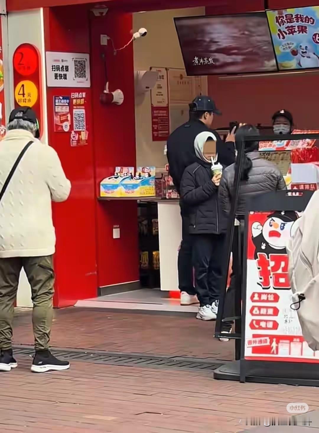 这就是天伦之乐吧霍家出游，霍震霆喝孙子递来的蜜雪冰城圣诞节，网友在广州的南沙