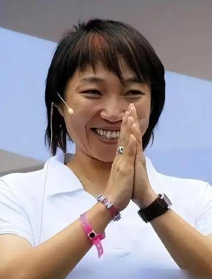 一个几乎不看球的男人，娶走了中国女足史上最伟大的前锋，2009年孙雯在上海低调领