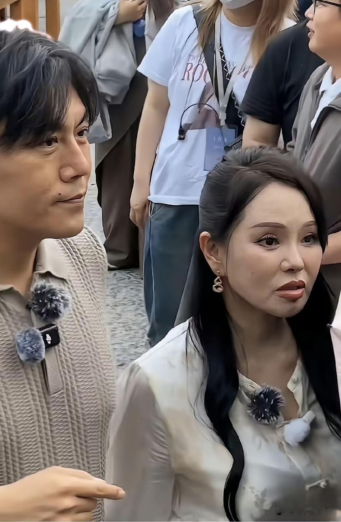 说实话秦昊不显年轻和同龄人比老气不少但是站在老婆伊能静旁边瞬间年轻不少啊