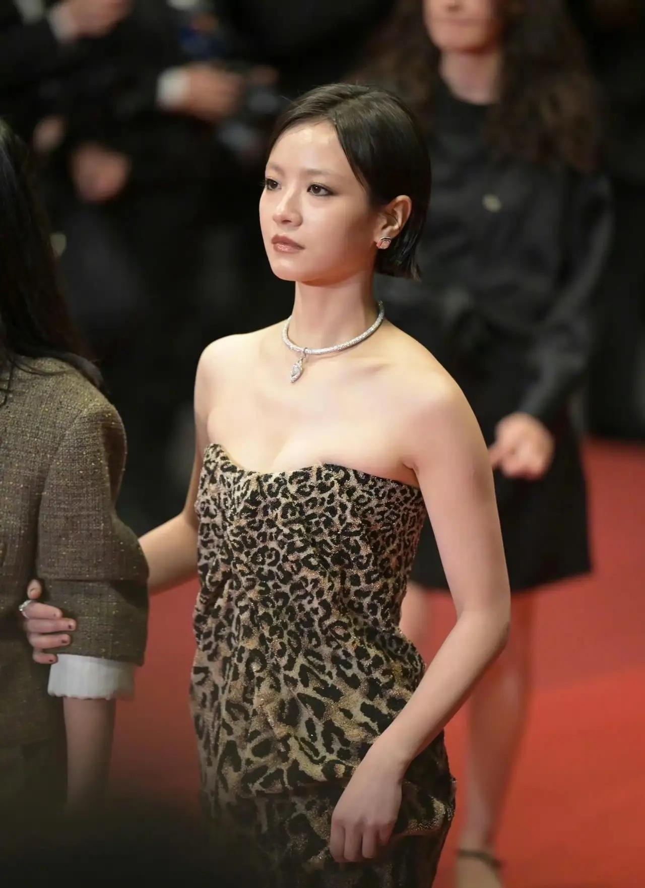 李庚希真的不太像00后，主要是这个造型太显老了。不过很有意思，我愿意看这种造型，